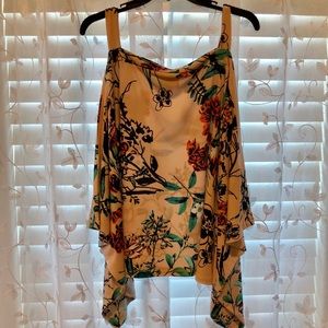 Flowered blouse, winged sleeve